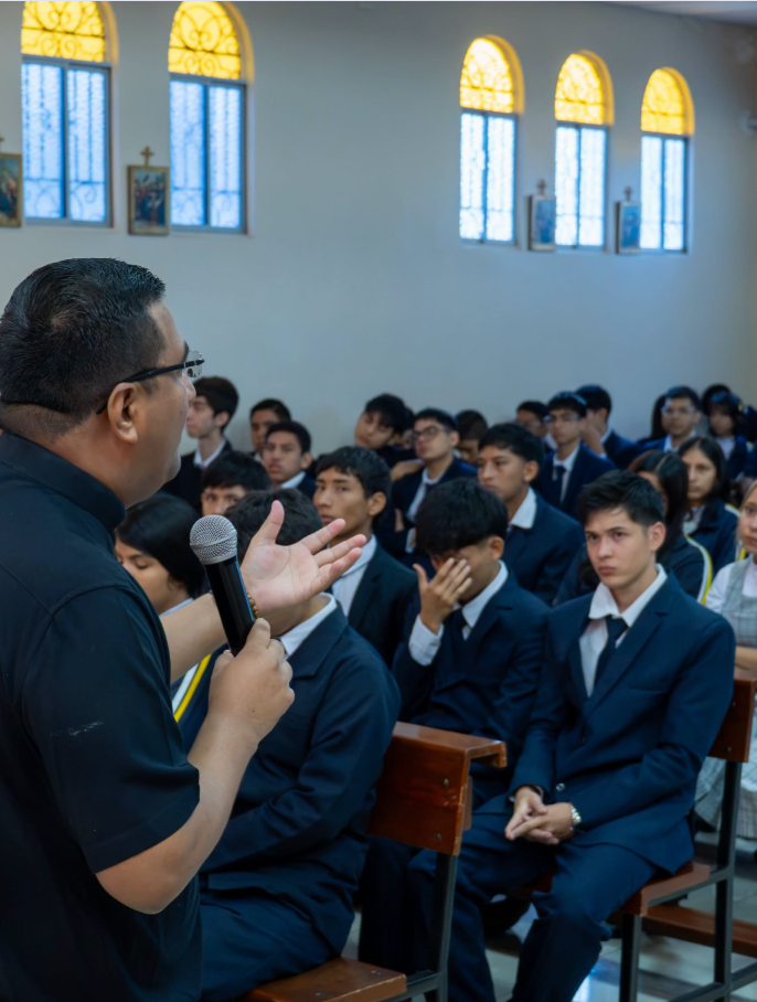 Estudiantes reunidos en comunidad