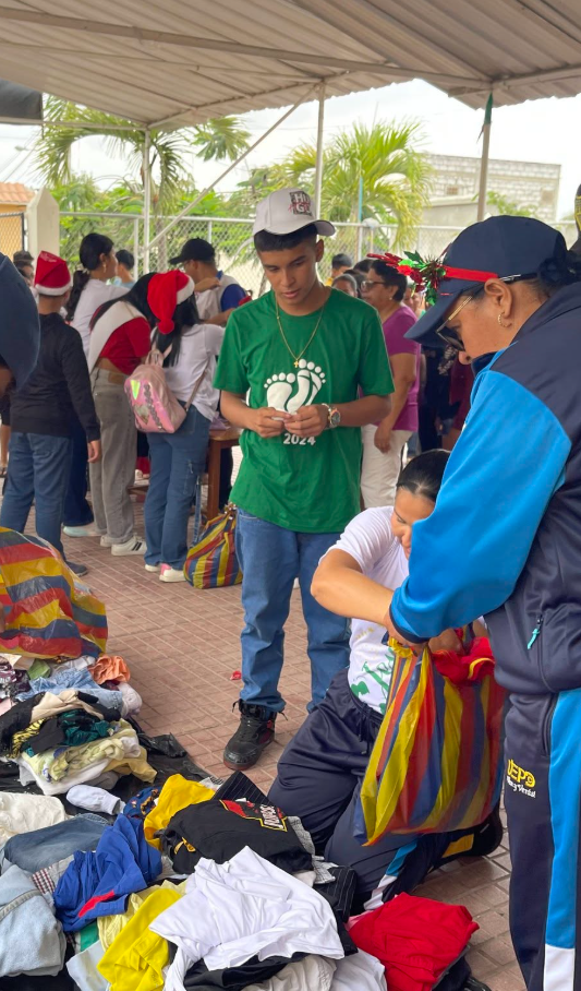 Estudiante ayudando a una persona